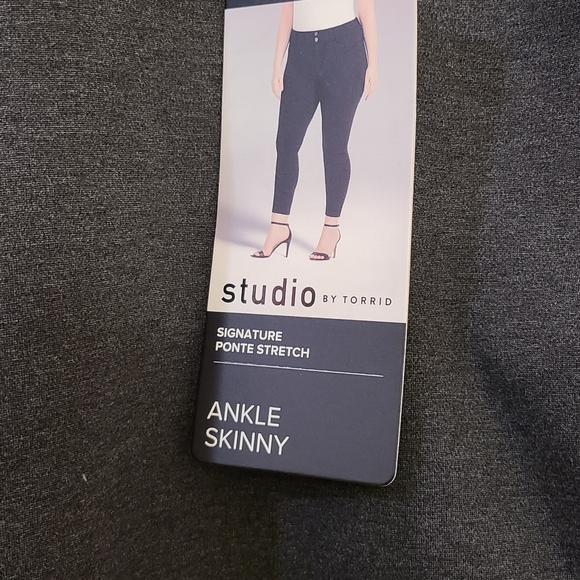 TORRID NWT 26R Studio Stretch Ankle Skinny - Picture 3 of 6